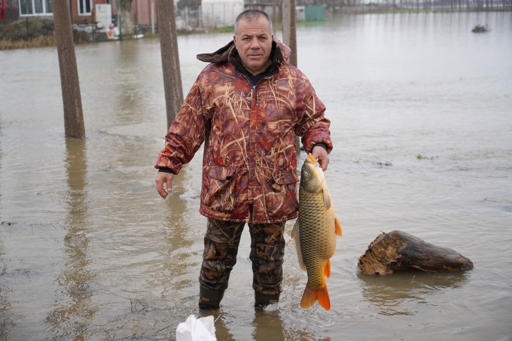 Meri&ccedil; Nehri&rsquo;nin taşmasıyla bazı vatandaşlar tarlasında canlı sazan balığı yakaladı