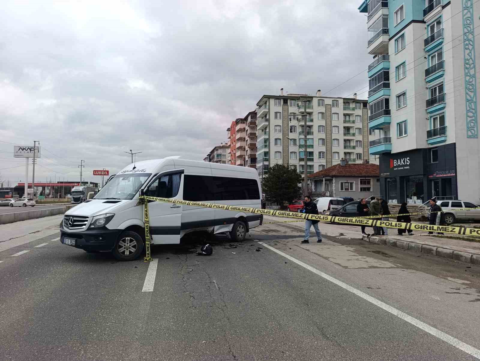 Minib&uuml;s&uuml;n altına giren motosikletin s&uuml;r&uuml;c&uuml;s&uuml; ağır yaralandı
