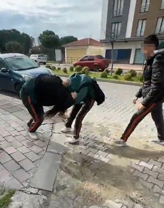 &Ccedil;anakkale&rsquo;de 14 yaşındaki kızın yaşıtı tarafından darbedildiği iddiası
