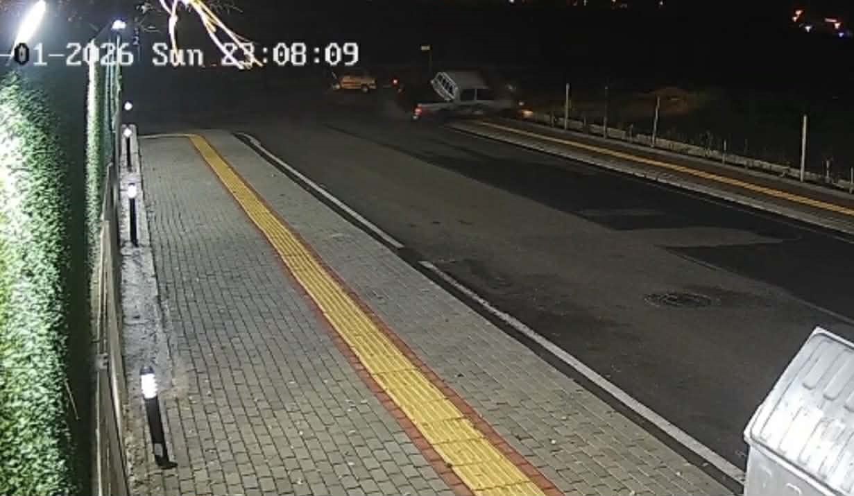 Osmaniye&rsquo;de otomobille &ccedil;arpışan kamyonet yan yattı: 2 yaralı
