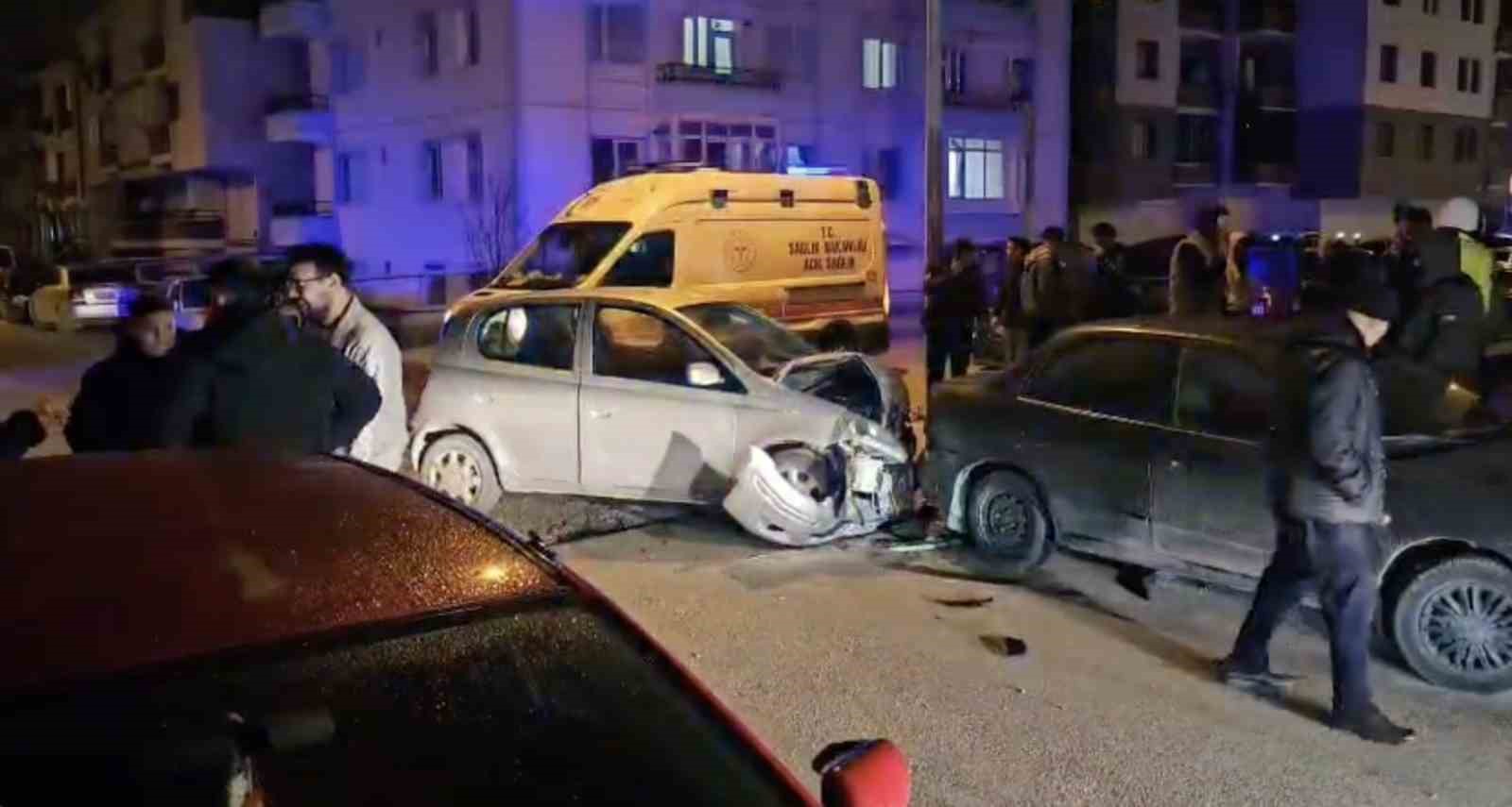 Otomobille &ccedil;arpışan hafif ticari ara&ccedil; apartman boşluğuna savruldu: 2 yaralı
