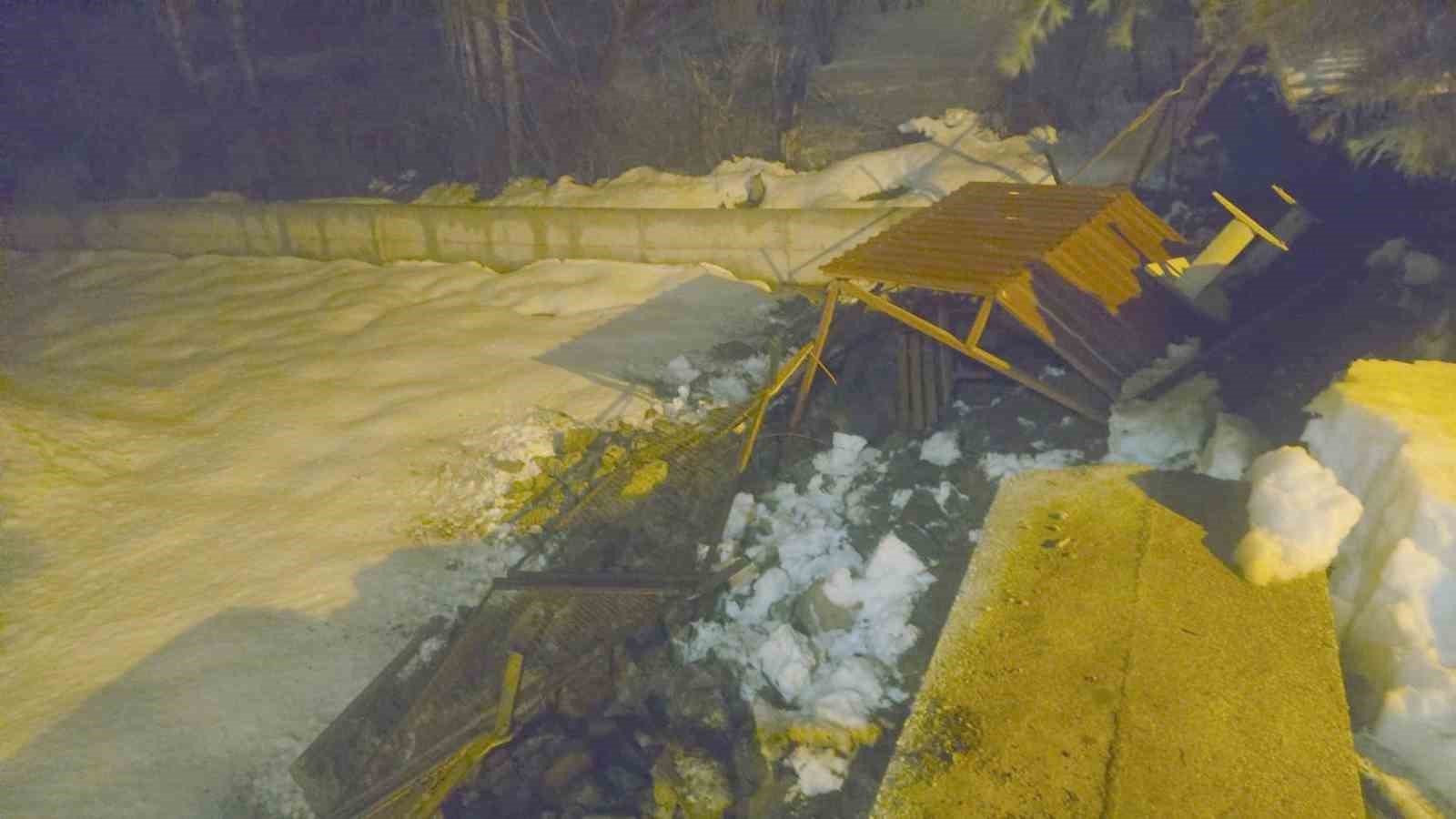 Hakkari&rsquo;de istinat duvarı &ccedil;&ouml;kt&uuml;
