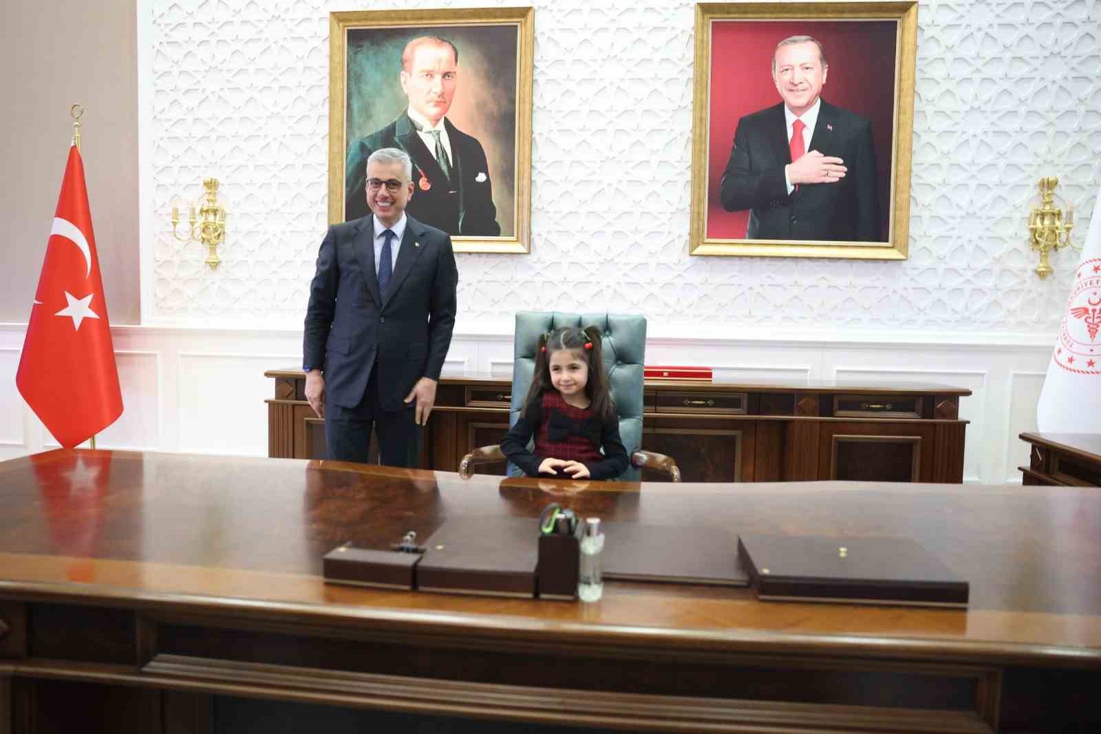 Sağlık Bakanı Memişoğlu, Sigarayı Bırakma G&uuml;n&uuml;&rsquo;nde Doğa ve sigarayı bıraktırdığı dedesiyle bir araya geldi
