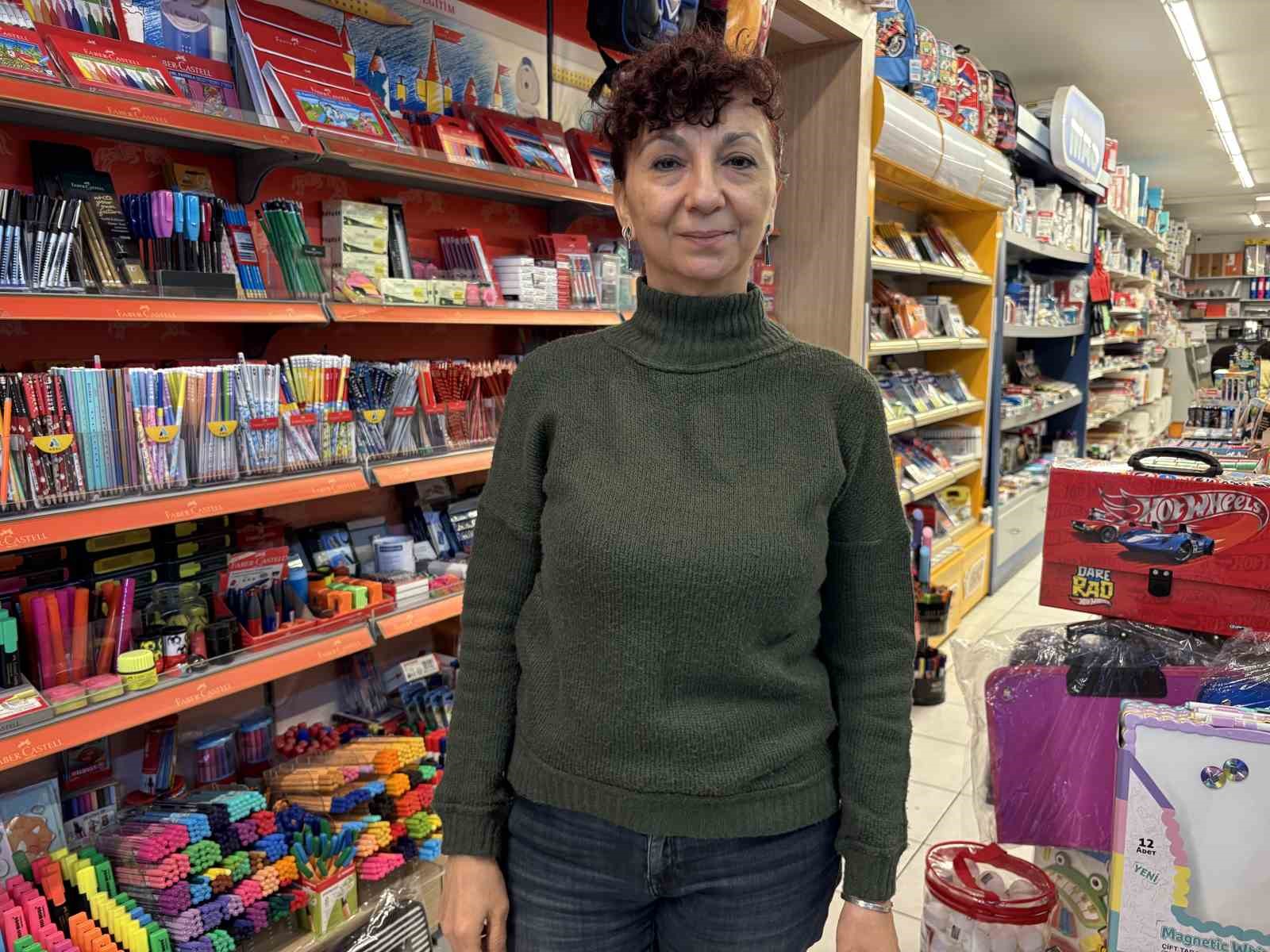 İzmir&rsquo;de defter ve kalemler &lsquo;askıda kırtasiye&rsquo; ile sahiplerini buluyor
