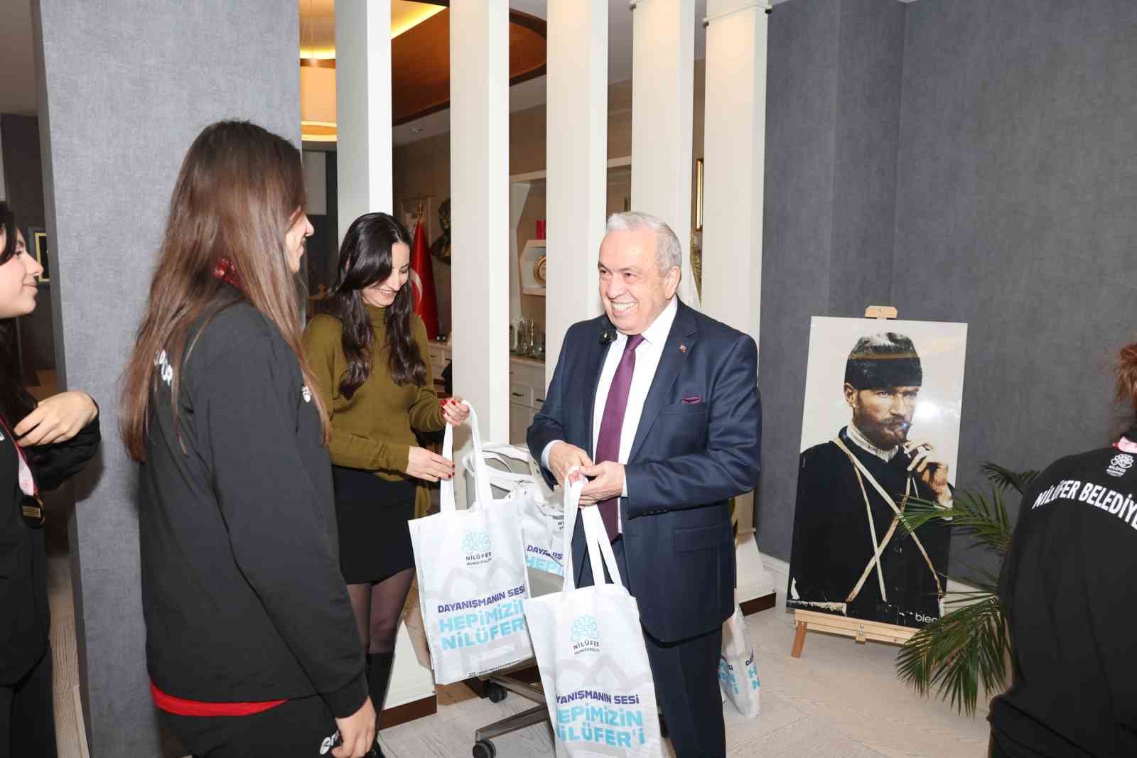 Nil&uuml;fer&rsquo;in şampiyon kızları kupaları Başkan Şadi &Ouml;zdemir&rsquo;e getirdi
