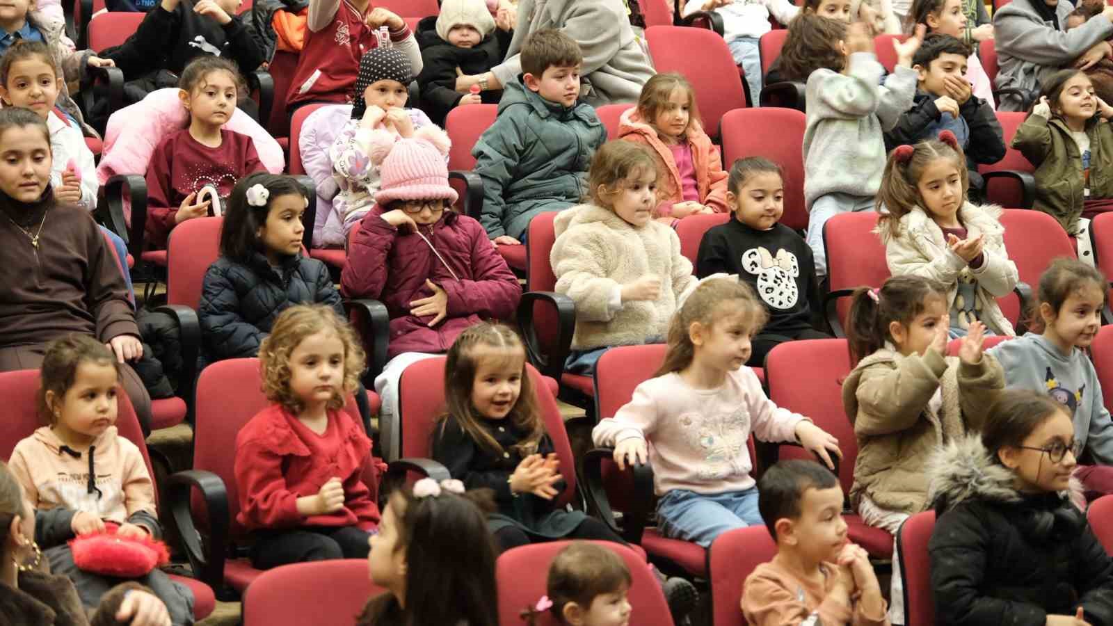 Yıldırımlı &ccedil;ocuklara &uuml;cretsiz tiyatro
