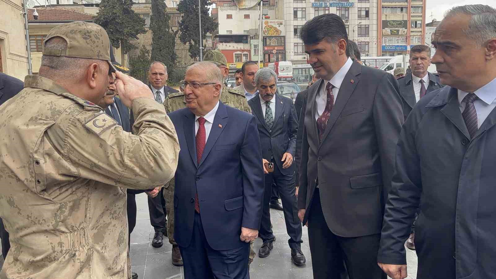 Milli Savunma Bakanı Yaşar G&uuml;ler sınırın sıfır noktasında
