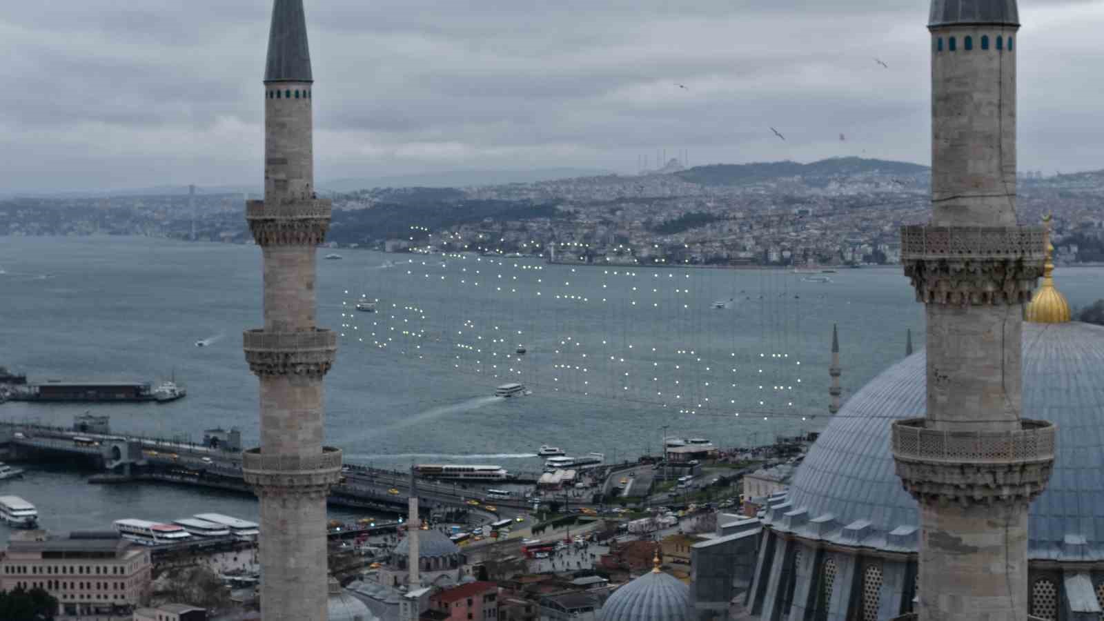 Ramazan-ı Şerif&rsquo;in m&uuml;jdecisi mahyalar İstanbul&rsquo;u s&uuml;slemeye başladı
