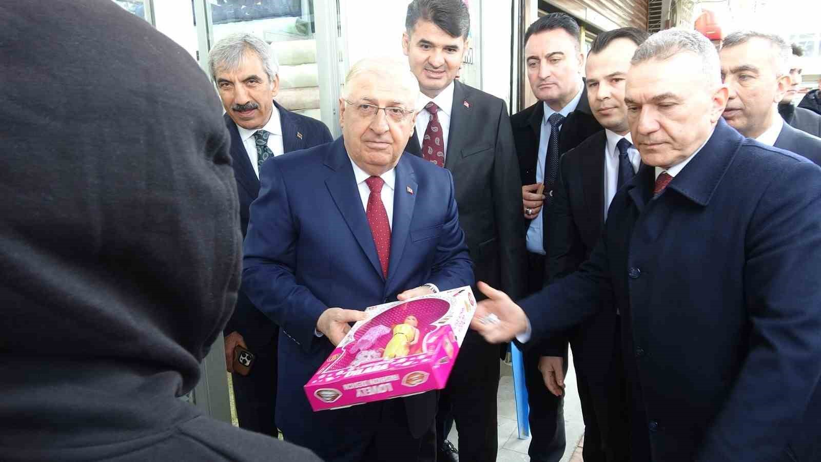 Bakan G&uuml;ler, Kilis&rsquo;te esnaf ve vatandaşlarla bir araya geldi
