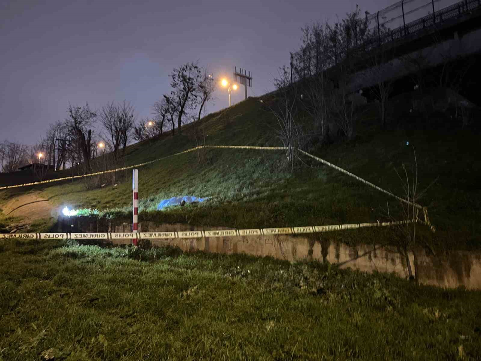 Bayrampaşa&rsquo;da otoyol kenarında erkek cesedi bulundu
