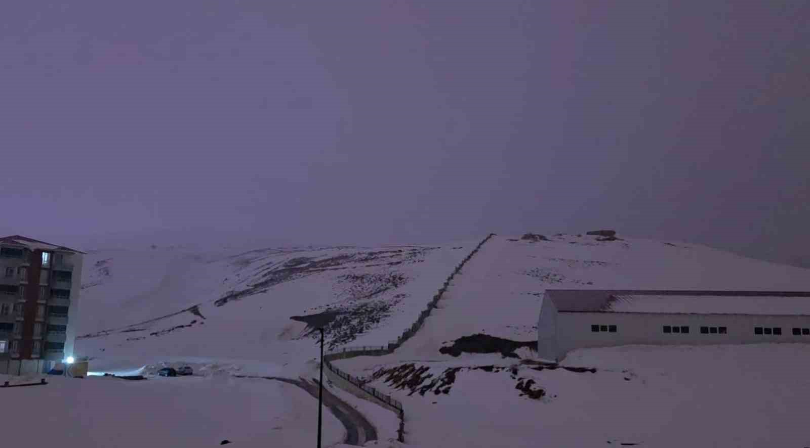 Bitlis&rsquo;te &ccedil;akan şimşekler geceyi g&uuml;nd&uuml;ze &ccedil;evirdi
