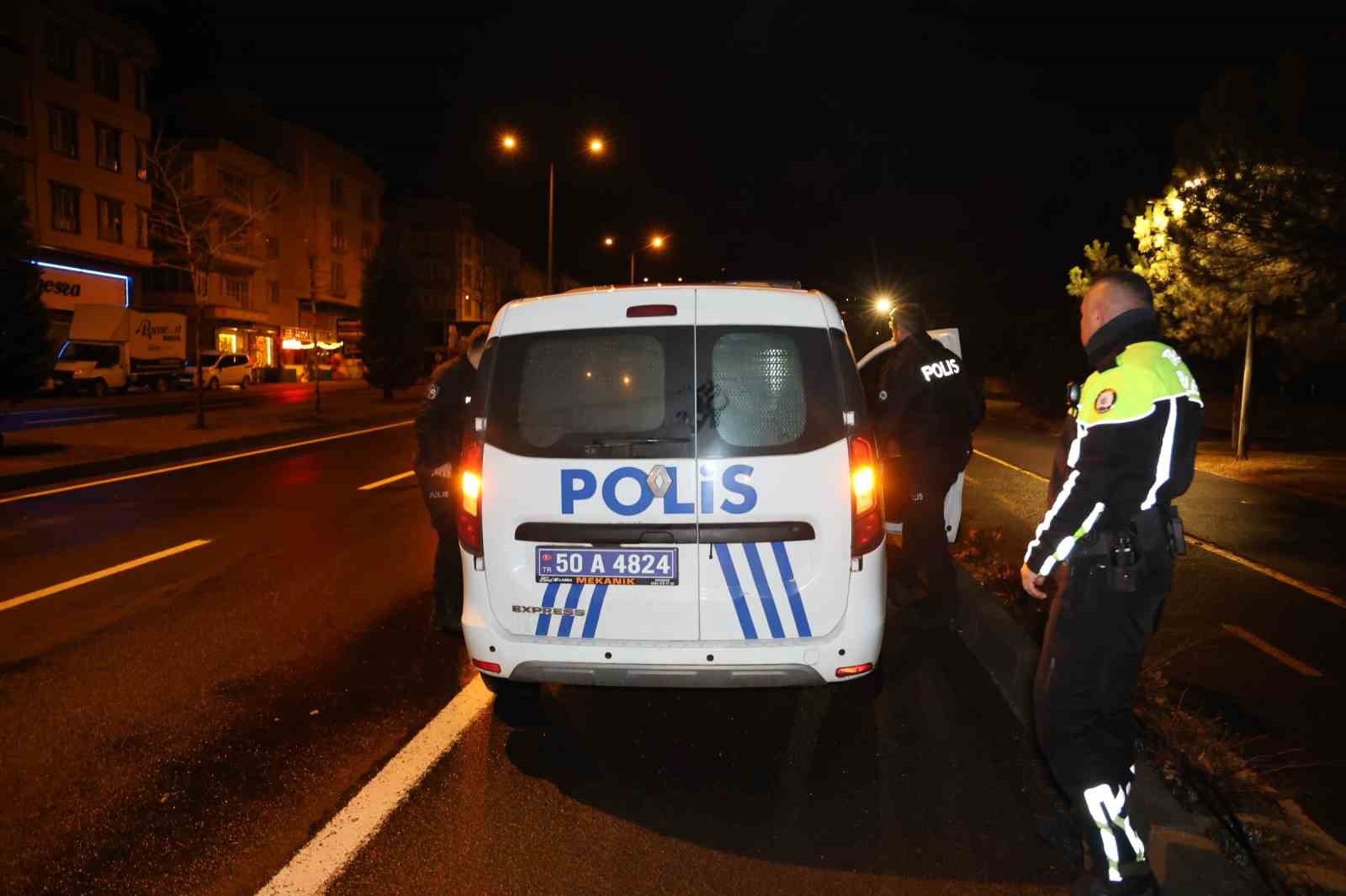 Alkoll&uuml; s&uuml;r&uuml;c&uuml; yolda uyuya kaldı, uyanınca polise ecel teri d&ouml;kt&uuml;rd&uuml;
