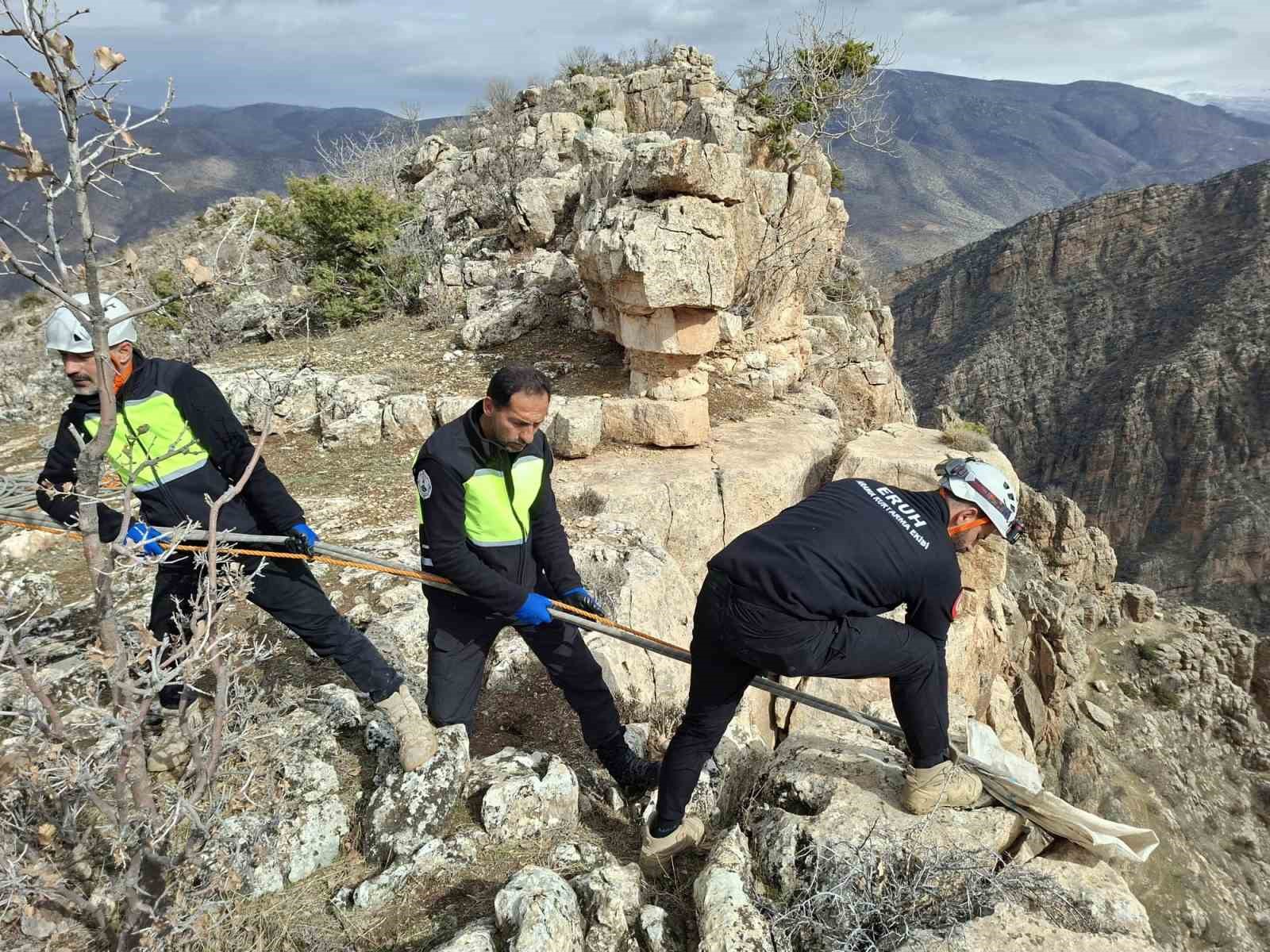 Siirt&rsquo;te &uuml;&ccedil; g&uuml;nd&uuml;r mahsur kalan ke&ccedil;i dağcılar tarafından kurtarıldı
