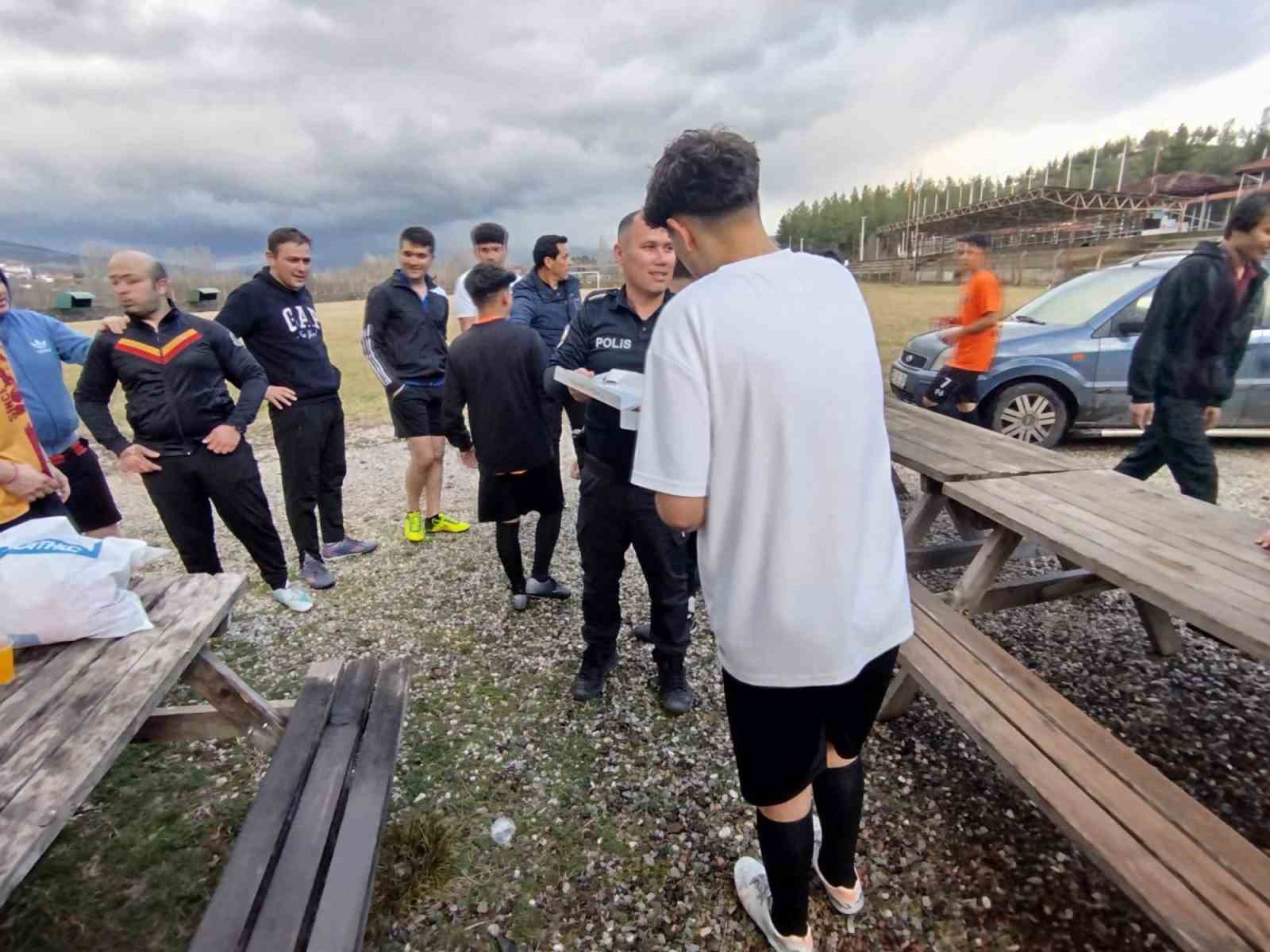 Beyağa&ccedil;lı vatandaşlar ile polisler dostluk ma&ccedil;ı oynandı
