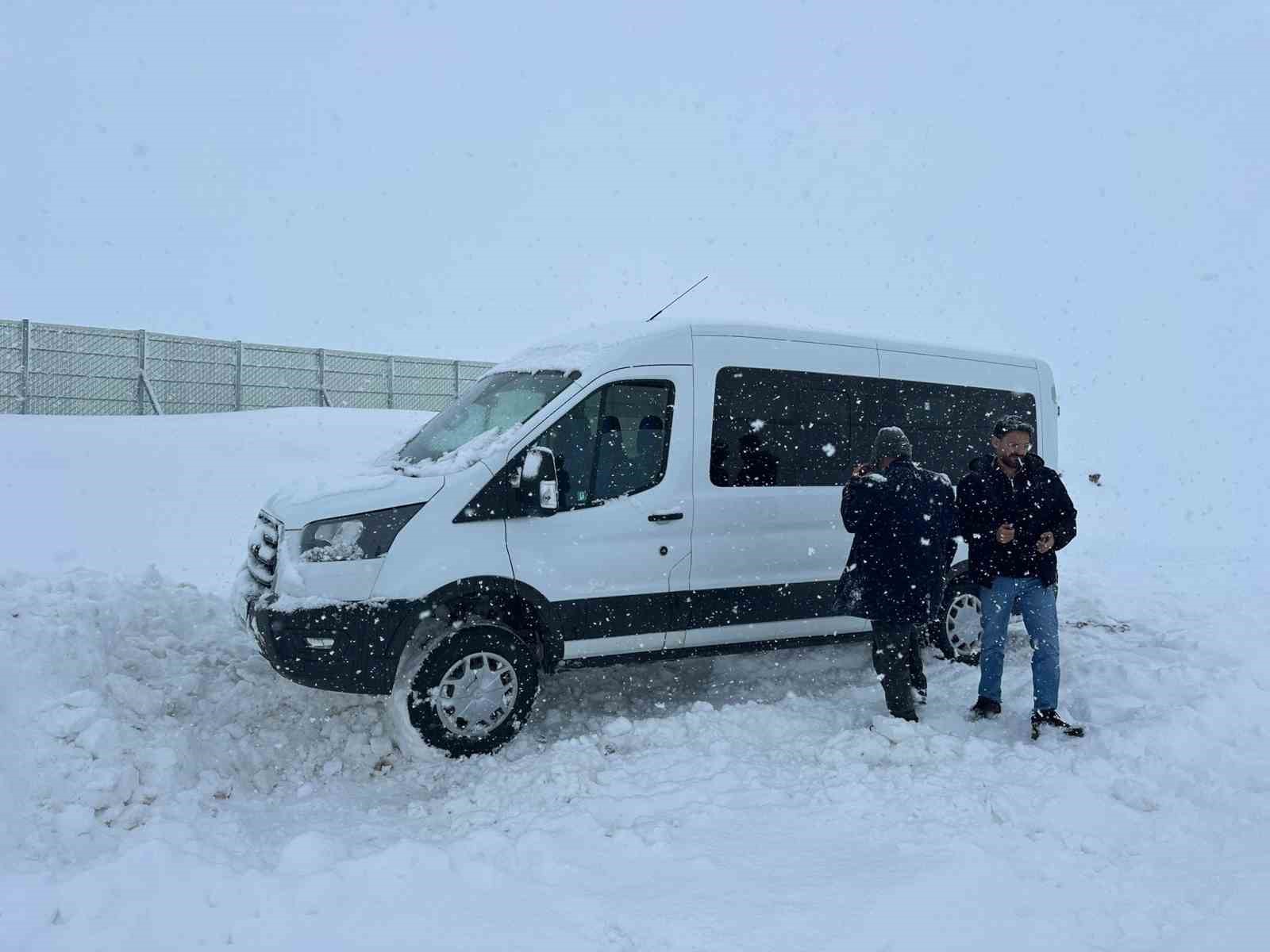 Erzurum&rsquo;da kar yağışı ve tipi nedeniyle ara&ccedil;lar yolda mahsur kaldı
