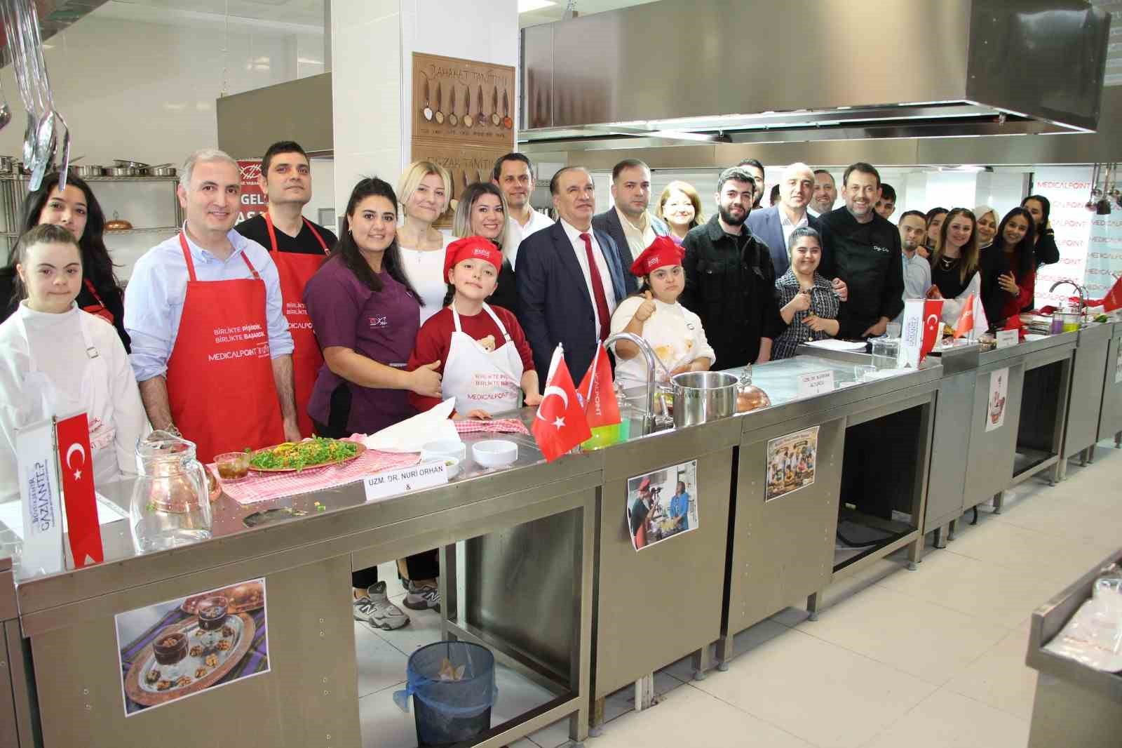 &Ouml;zel &ouml;ğrenciler "Birlikte pişirdik, birlikte başardık"  etikliğinde buluştu
