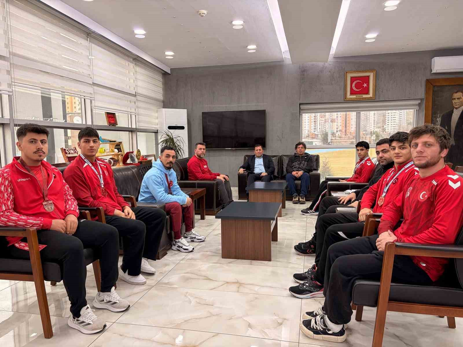 G&uuml;reş ve halter şampiyonlarından Kabakcı&rsquo;ya ziyaret
