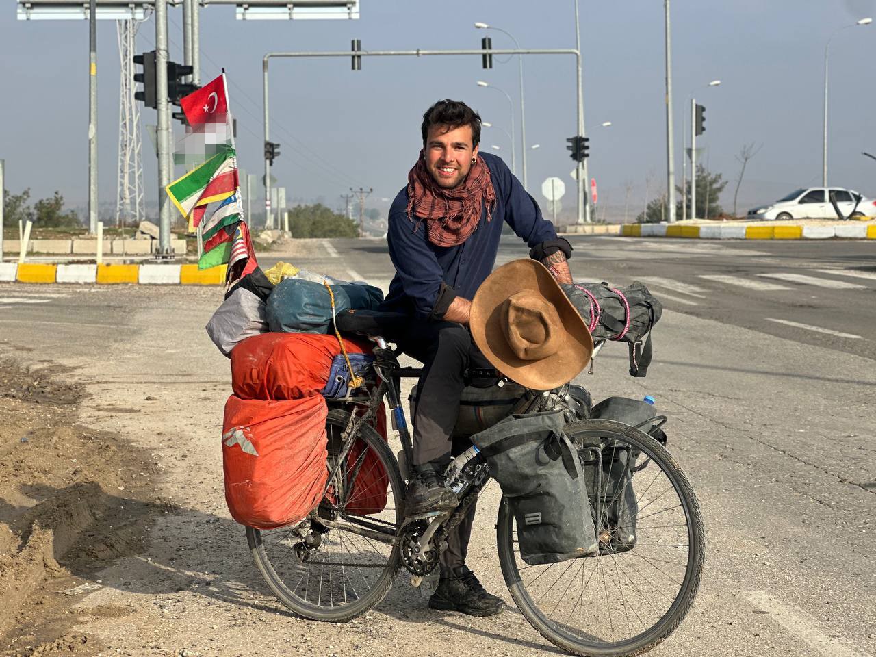 D&uuml;nya turundaki İtalyan gezginin T&uuml;rkiye&rsquo;deki ilk durağı Şanlıurfa oldu

