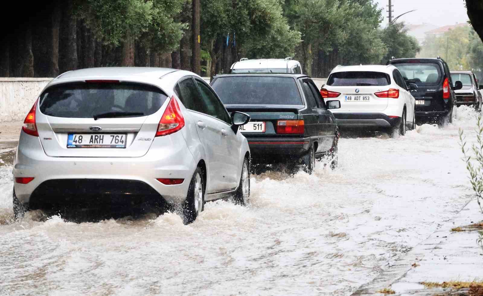Muğla geneli sağanak ve g&ouml;k g&uuml;r&uuml;lt&uuml;l&uuml; yağış uyarısı
