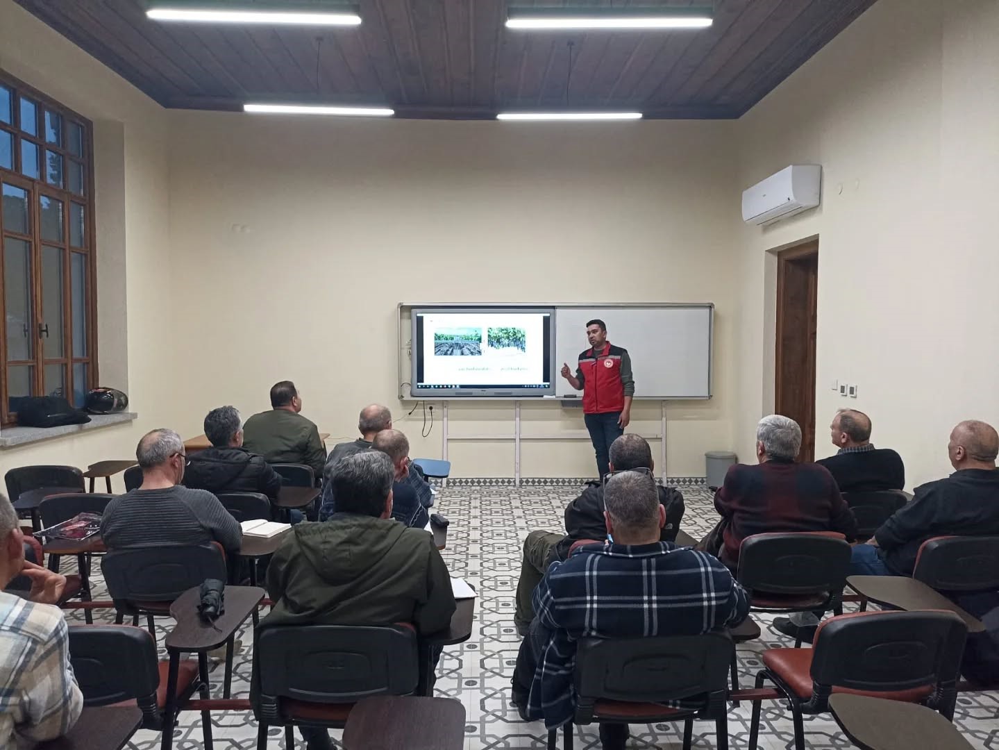 Salihli&rsquo;de &uuml;reticilere budama ve g&uuml;breleme eğitimi
