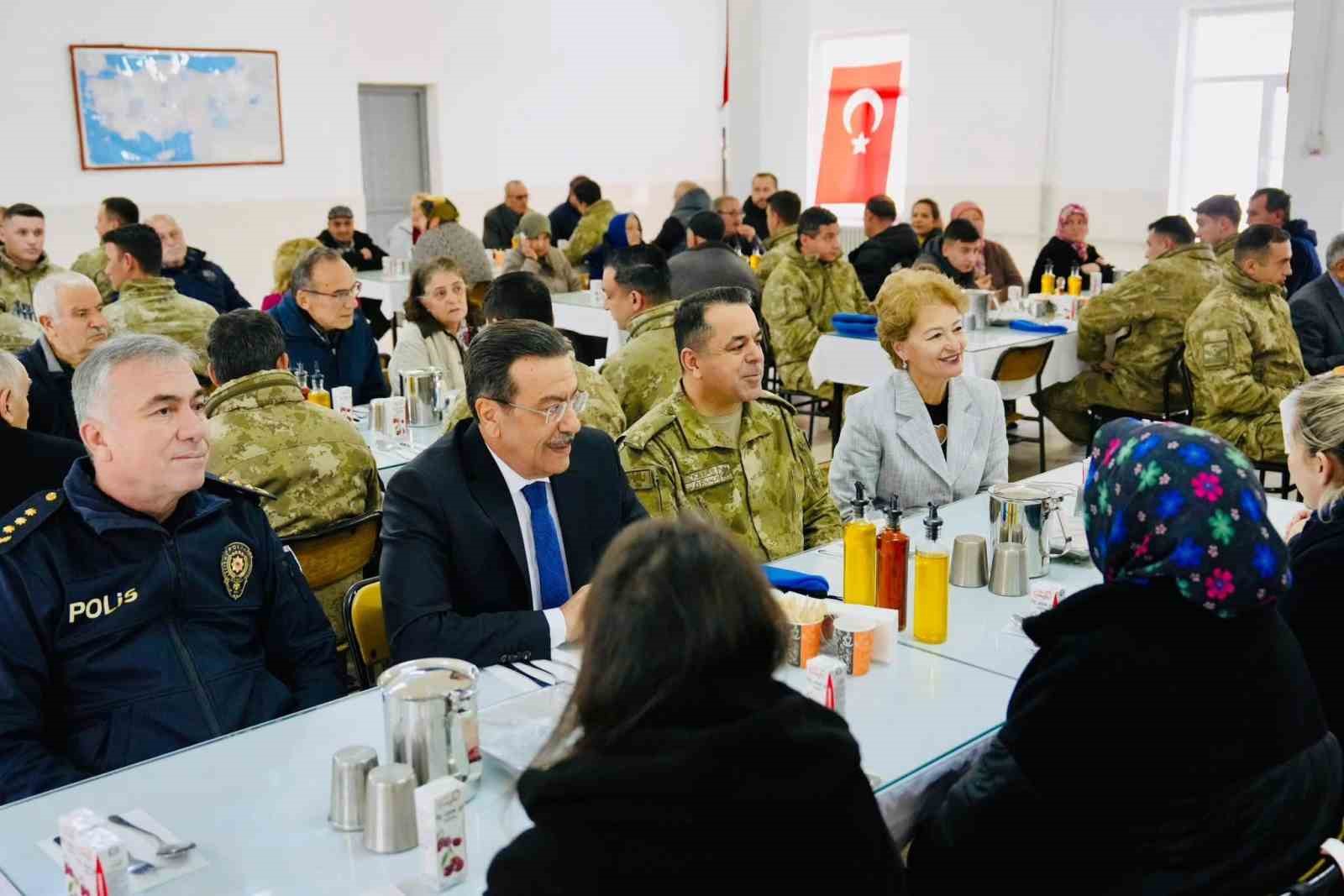 Burhaniye&rsquo;de Kaymakam Atilla Şehit aileleri ve gaziler onuruna verilen yemeğe katıldı
