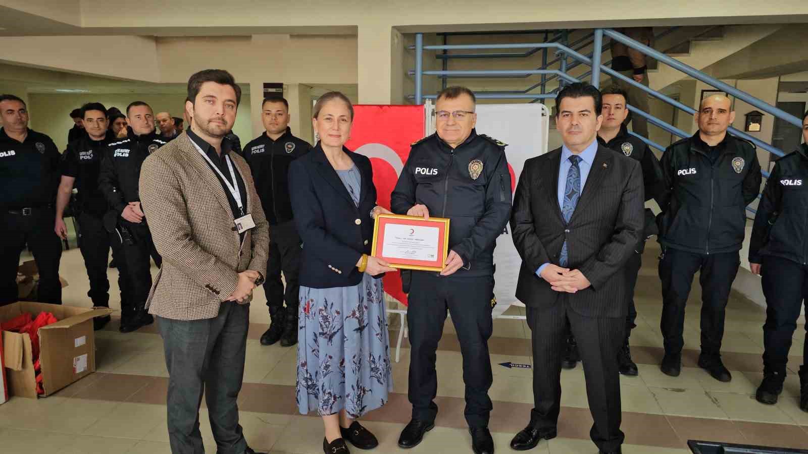 Nazilli&rsquo;de Emniyet Teşkilatı&rsquo;ndan Kızılay&rsquo;a kan desteği
