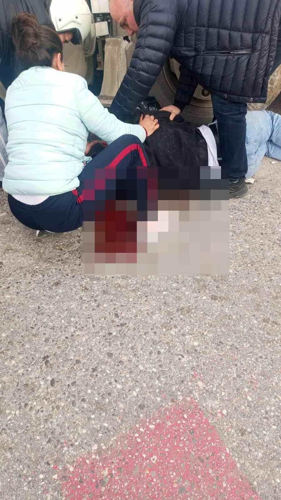 Okul d&ouml;n&uuml;ş&uuml; kamyon ile &ccedil;arpışan motosikletteki 2 gen&ccedil; yaralandı
