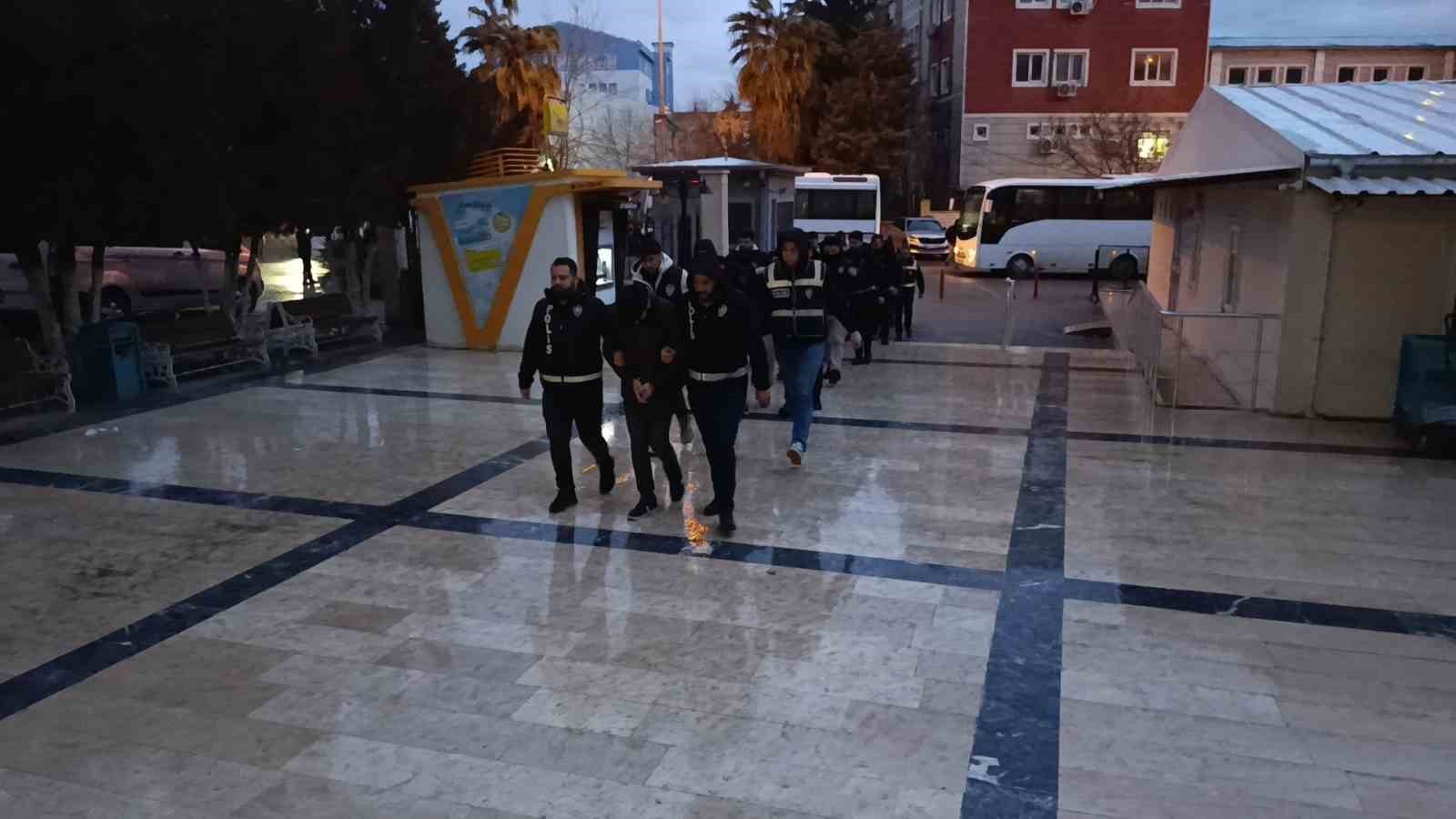 Şanlıurfa&rsquo;da fuhuş operasyonunda g&ouml;zaltına alınan 31 ş&uuml;pheli adliyeye sevk edildi
