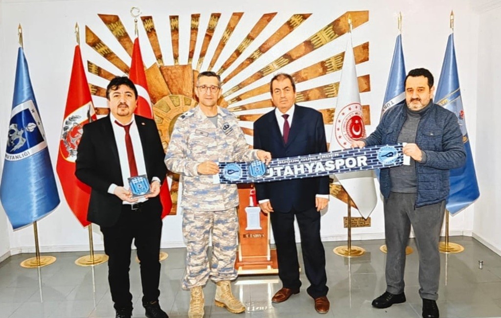 Vali Işın ve Tuğgeneral Baş&rsquo;a &rsquo;K&uuml;tahyaspor 60. yıl alb&uuml;m&uuml;&rsquo; takdim edildi
