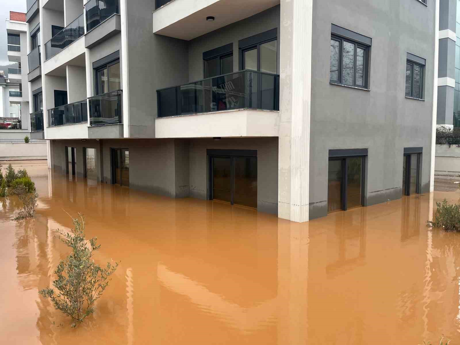 Alanya&rsquo;da sağanak sebebiyle Oba &Ccedil;ayı taştı, binaların bah&ccedil;elerini su bastı
