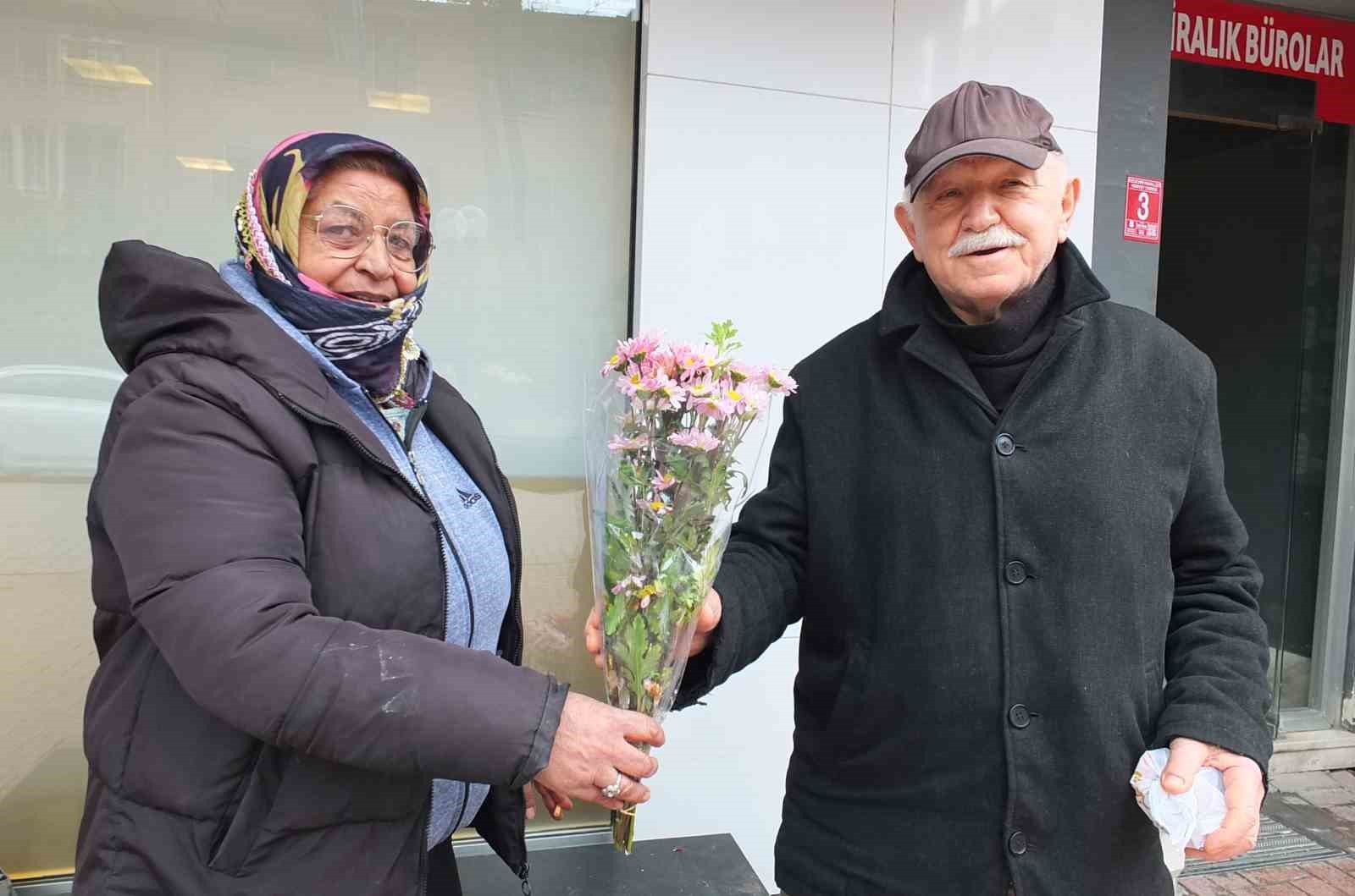 Burhaniye&rsquo; de &ccedil;i&ccedil;ek&ccedil;iler 14 Şubat&rsquo;ı bekliyor
