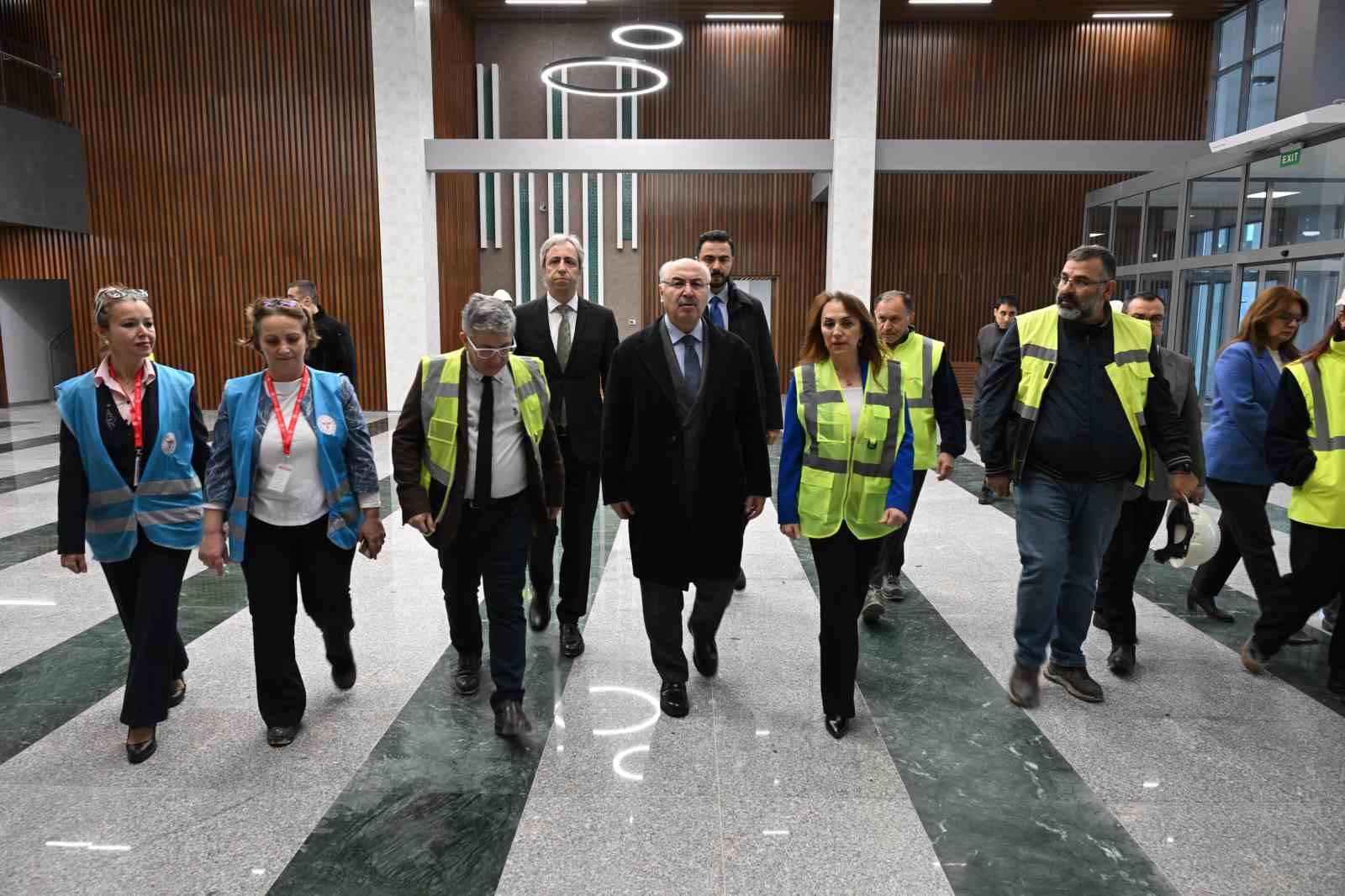 Vali K&ouml;şger, Denizli Acil Durum Hastanesi inşaatının son durumu hakkında bilgi aldı
