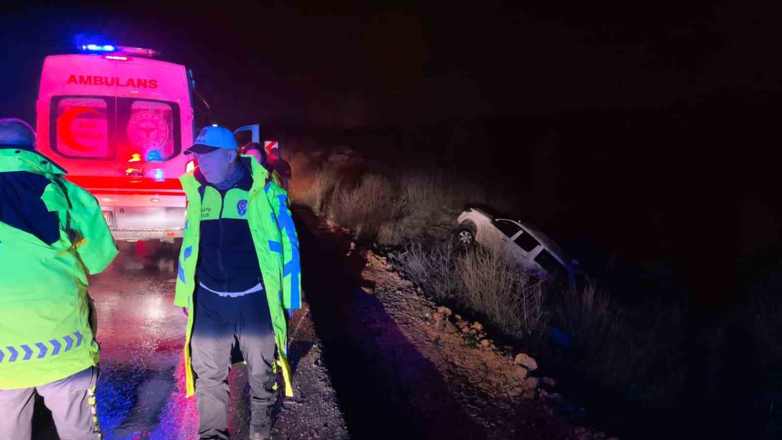 Kontrolden &ccedil;ıkan kamyonet şarampole yuvarlandı, s&uuml;r&uuml;c&uuml; yaralandı
