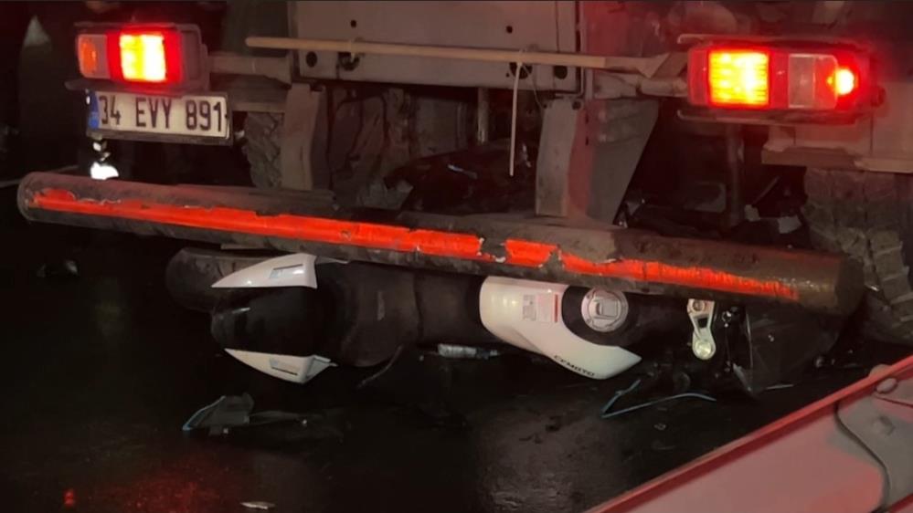 K&uuml;&ccedil;&uuml;k&ccedil;ekmece&rsquo;de seyir halindeki motosiklet, temizlik aracının altına girdi: 2 &ouml;l&uuml;