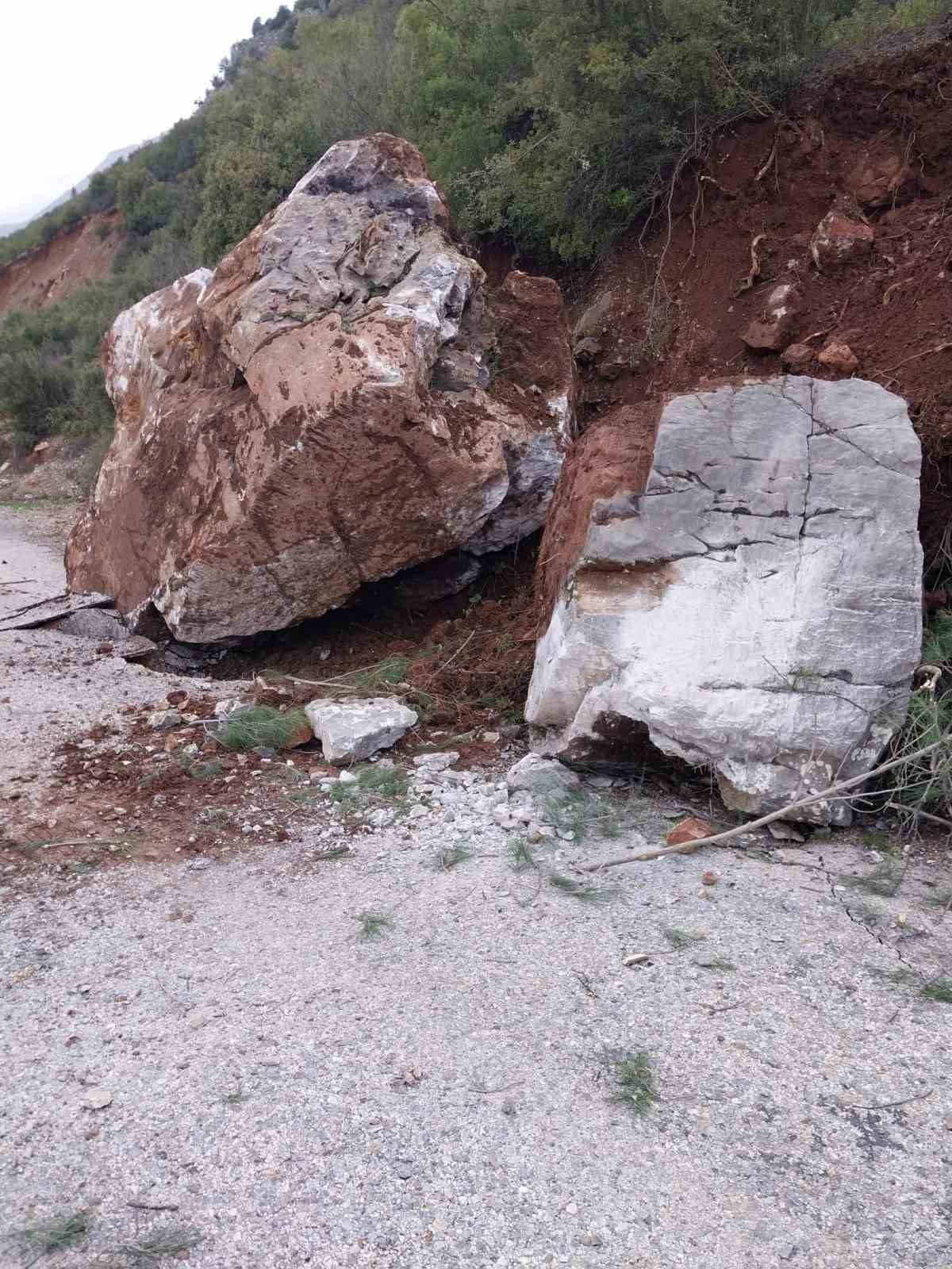 Antalya Gündoğmuş’ta dereler taştı, piknik alanları su altında kaldı