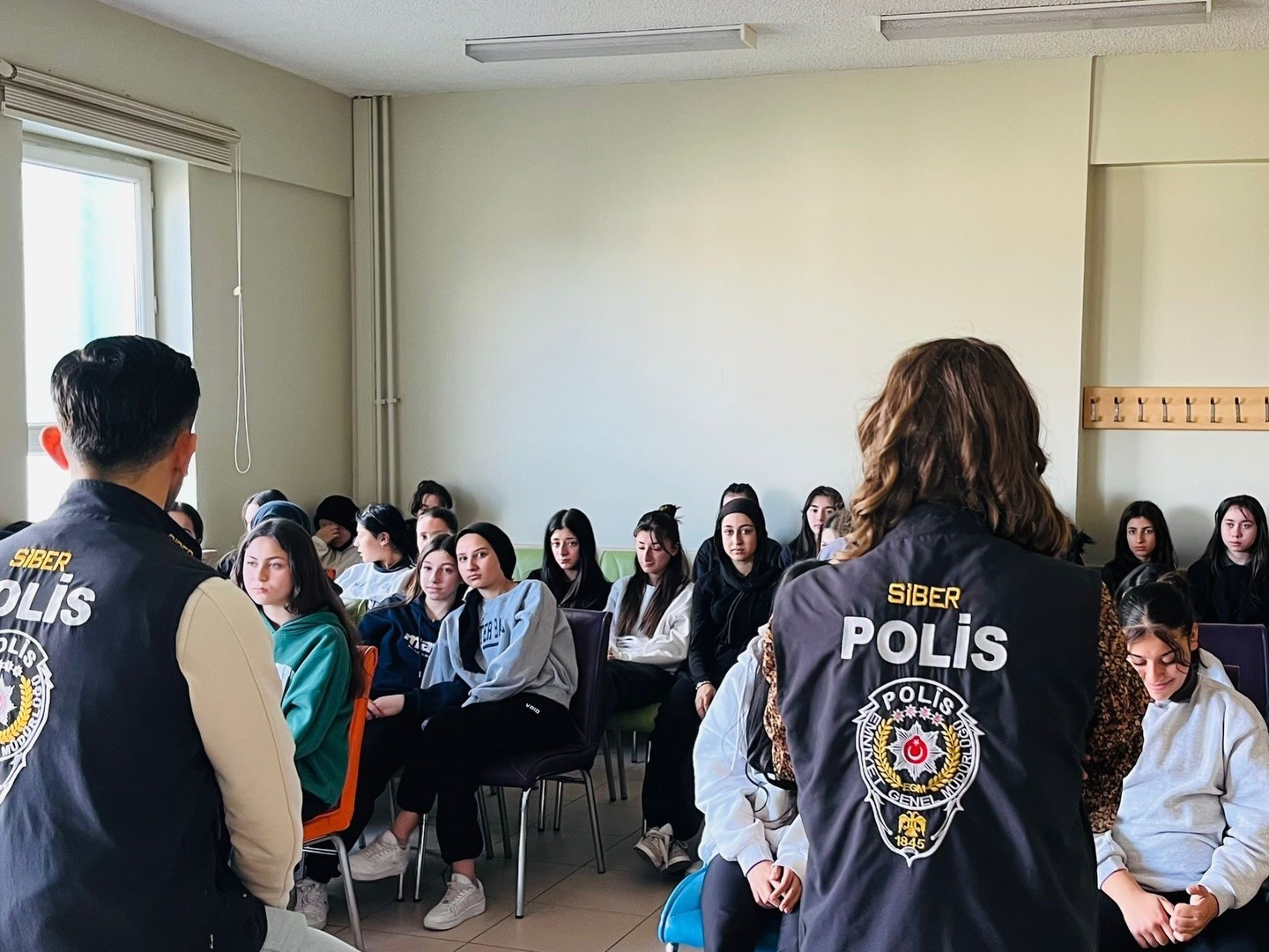 K&uuml;tahya&rsquo;da SİBERAY ekiplerinden &ouml;ğrencilere siber g&uuml;venlik semineri
