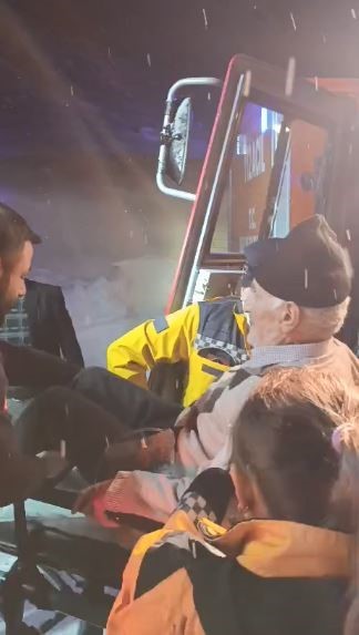 Karla kaplı k&ouml;y yolunda hasta, paletli ambulansla taşındı
