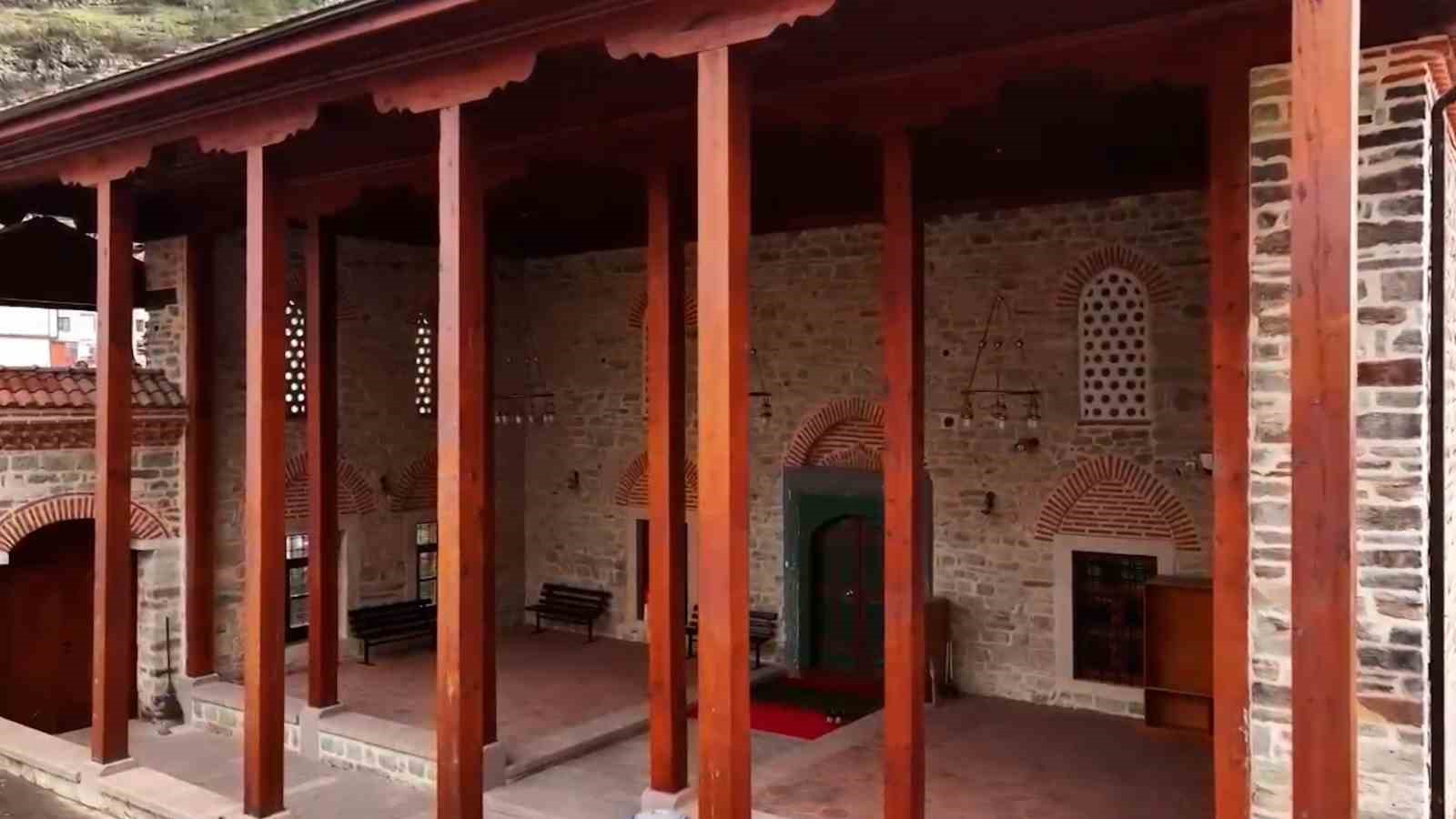 Mudurnu&rsquo;daki Kanuni Sultan S&uuml;leyman Camisi asırlara meydan okuyor
