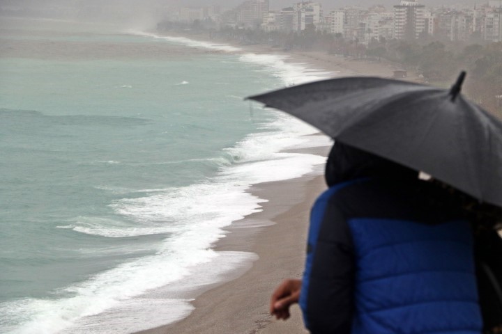 Antalya&rsquo;da &rsquo;Sarı Kod&rsquo; uyarısı: R&ouml;garlar taştı, telef olmuş dana kıyıya vurdu