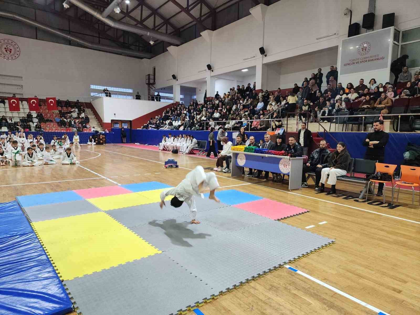 G&ouml;lc&uuml;k&rsquo;te 470 tekvandocu kuşak atladı
