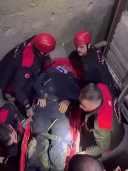 Asans&ouml;r boşluğuna d&uuml;şen vatandaş kurtarıldı
