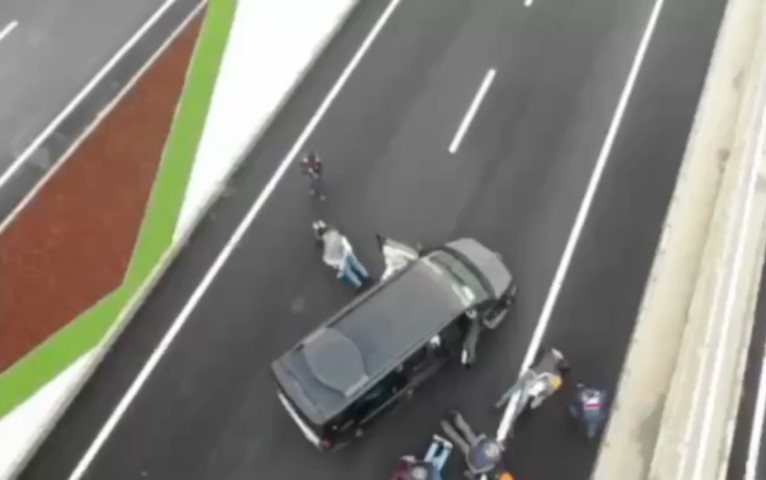 Silahla tehdit edilerek evine girilen kadının ellerini bağlayıp y&uuml;z tanıma sistemiyle hesabından 18 bin euro &ccedil;ektiler