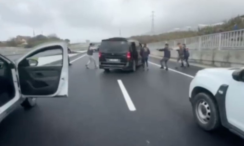 Silahla tehdit edilerek evine girilen kadının ellerini bağlayıp y&uuml;z tanıma sistemiyle hesabından 18 bin euro &ccedil;ektiler