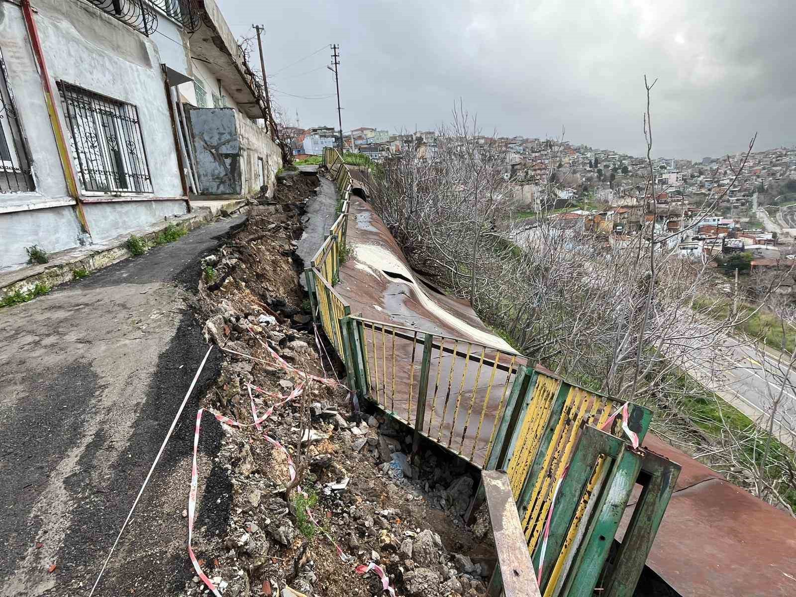 Sağanak sonrası yol &ccedil;&ouml;kt&uuml;, mahalleyi endişe kapladı
