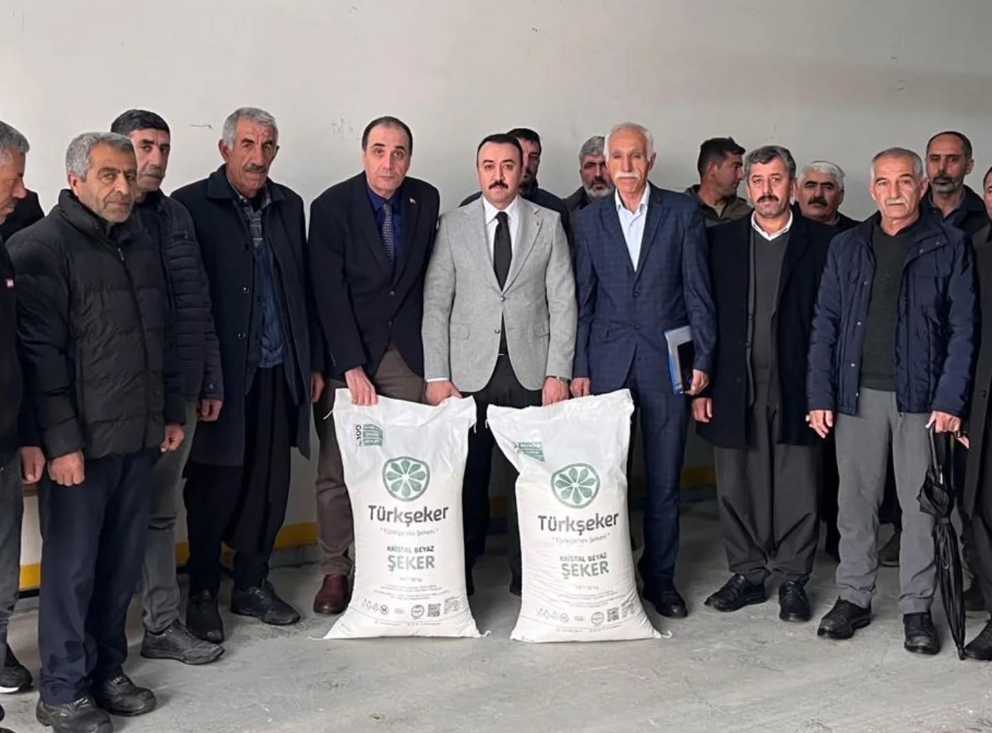 Arıcılara arı besleme şekeri dağıtıldı