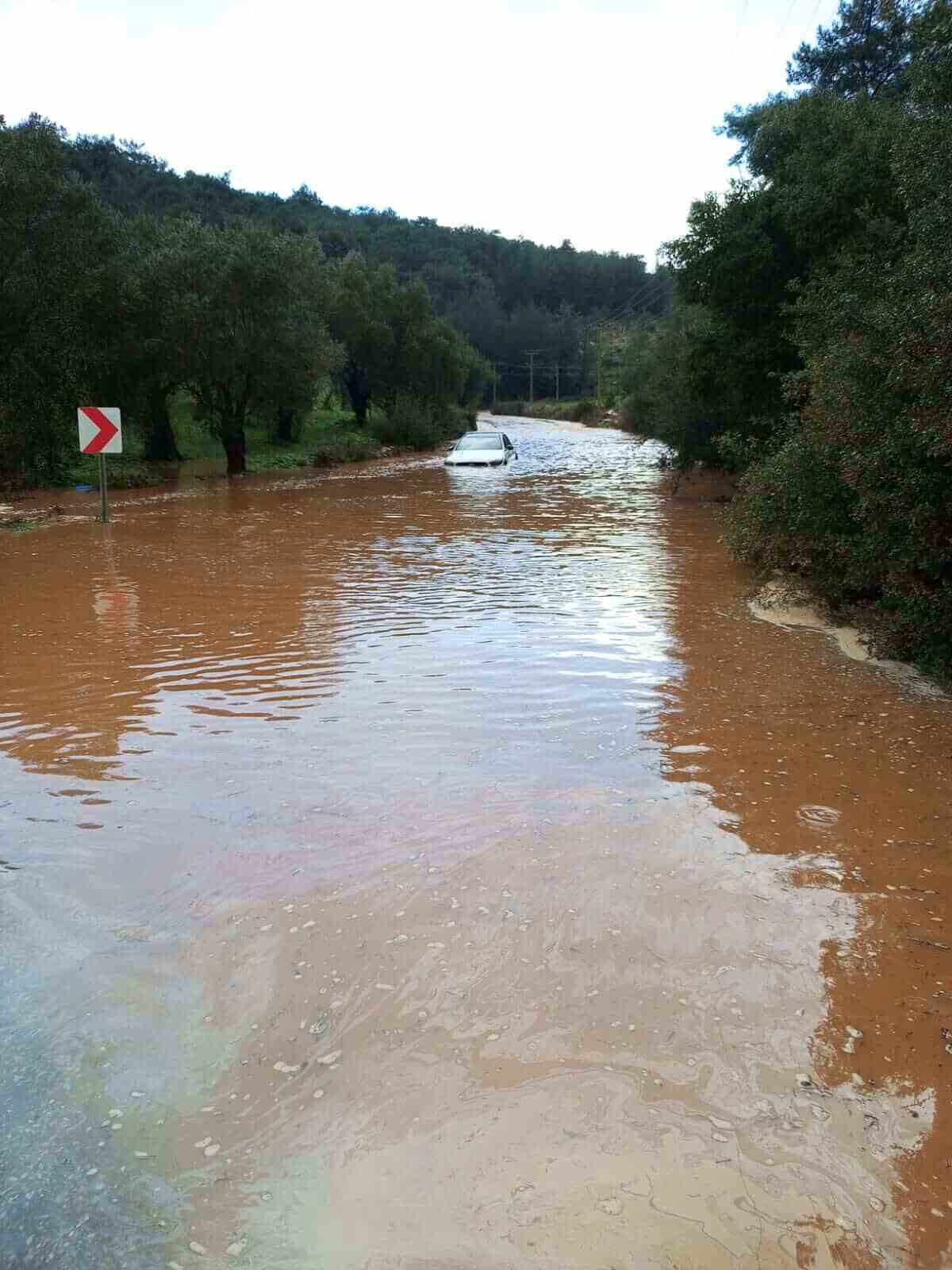 Bodrum’da sağanak yağış etkili oldu, iş yerlerini su bastı