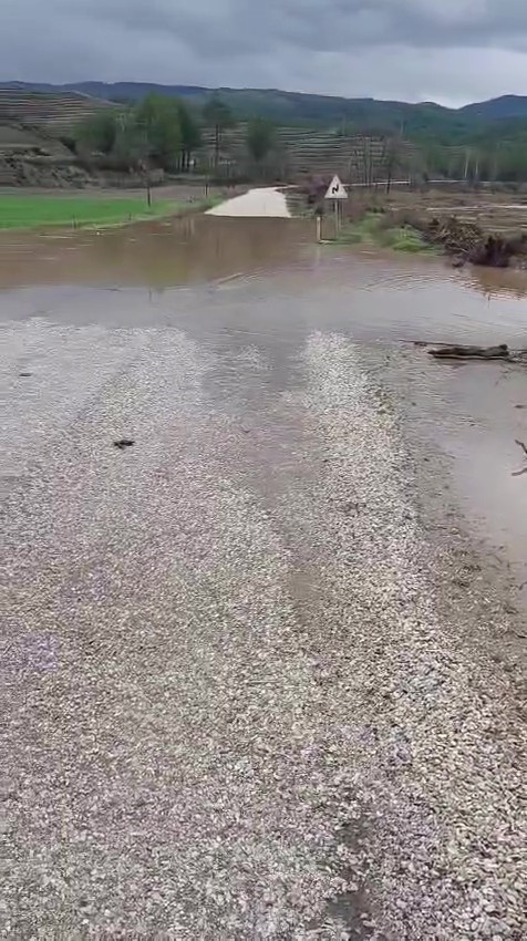 Denizli&rsquo;de Ak&ccedil;ay Deresi taştı, yol trafiğe kapandı
