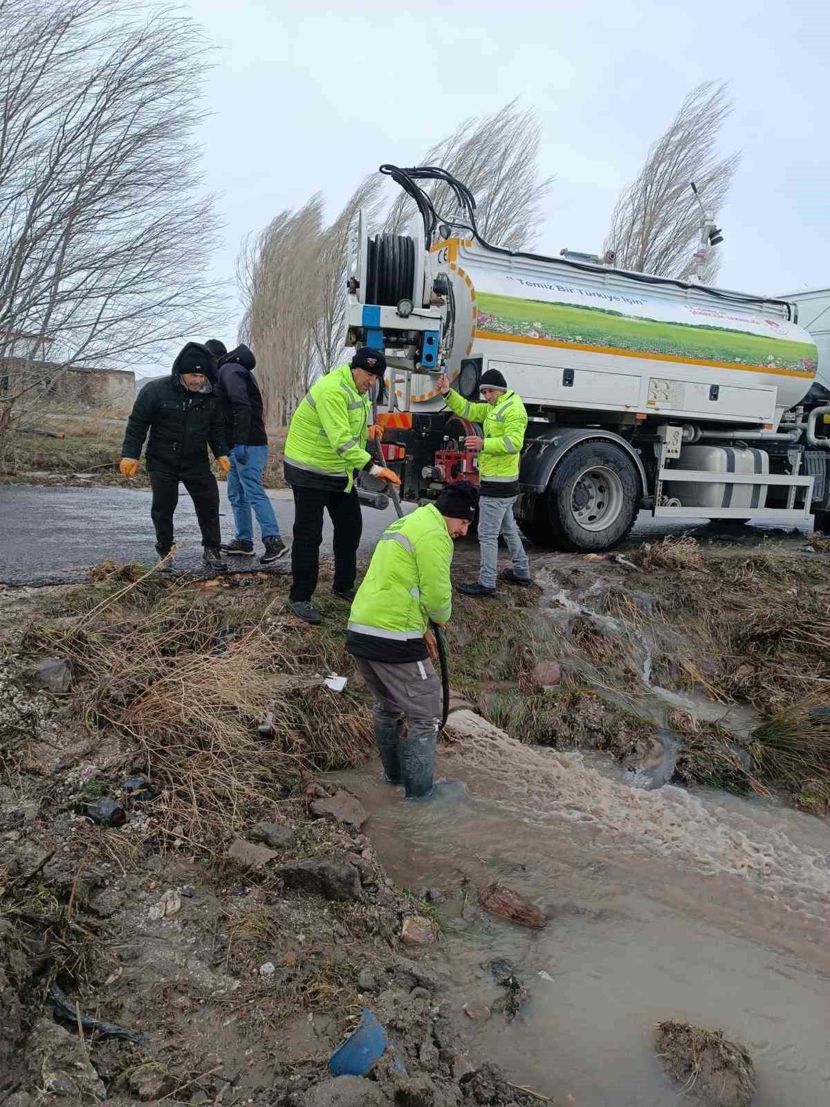 Niğde’nin Çiftlik ilçesinde yağışın ardından taşkınlar yaşandı