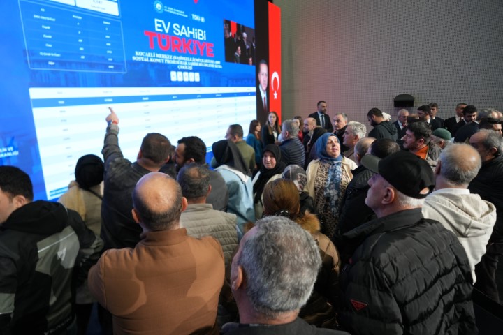 Kocaeli’de 10 bin 340 sosyal konutun kura çekimi Bakan Kurum’un katılımıyla yapıldı