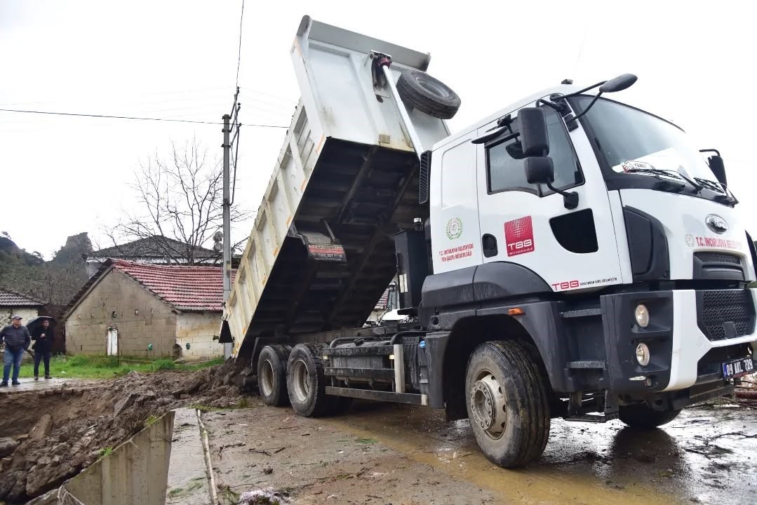 İncirliova Belediyesi&rsquo;nden yağışa hızlı m&uuml;dahale

